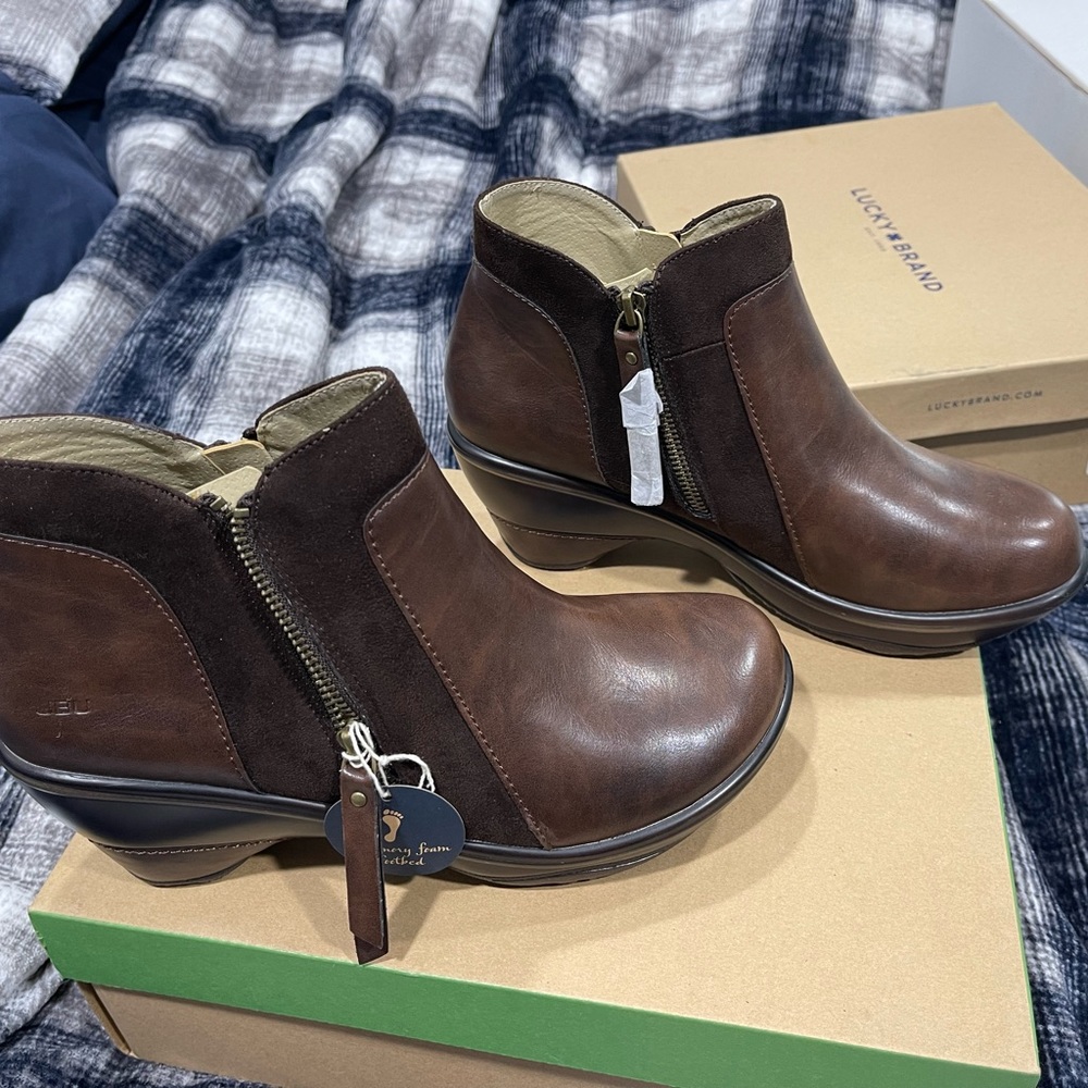 JBU Booties Néw in Box Size 10
